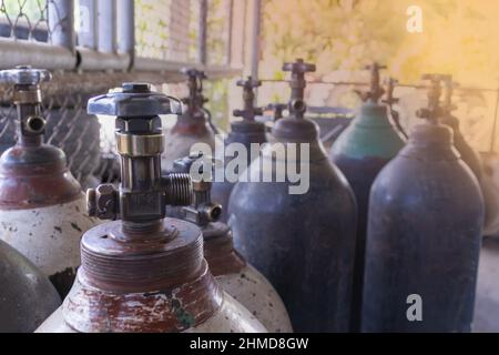 Lagertanks für Sauerstoff und Argon-Gasstahl für Industrieschweißen im Werk außerhalb der Fabrik Stockfoto