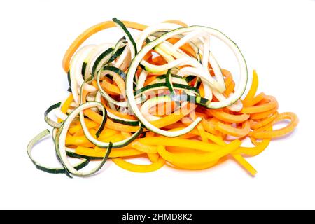 Rohes Gemüse Nudeln mit Zucchini, Squash und Karotten auf weißem Hintergrund Stockfoto