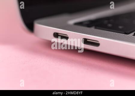 Laptop-USB-Typ-C-Ports Nahaufnahme, moderne USB-C.. Konzept der Kommunikationsperipherie Stockfoto