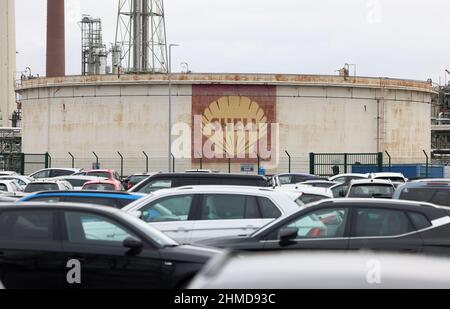 09. Februar 2022, Nordrhein-Westfalen, Köln: Auf dem Gelände der Shell-Raffinerie befindet sich hinter einem Parkplatz ein Tank. Foto: Oliver Berg/dpa Stockfoto