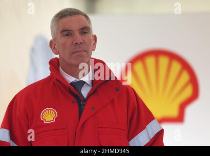 09. Februar 2022, Nordrhein-Westfalen, Köln: Fabian Ziegler, Geschäftsführer von Shell in Deutschland, spricht zu Beginn des Baus einer CO2-neutralen bio-verflüssigten Erdgasanlage (Bio-LNG) auf dem Raffineriestandort Shell. Die Anlage wird voraussichtlich ab Mitte 2023 jährlich rund 100.000 Tonnen Bio-LNG für den Schwerlasttransport produzieren. Foto: Oliver Berg/dpa Stockfoto