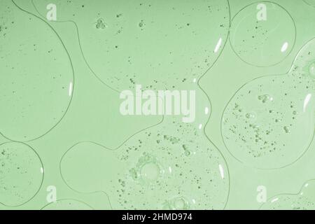 Hintergrund aus kosmetischen Gel Tropfen mit Blasen, minzfarben.Draufsicht, antibakterielle flüssige Oberfläche.gut als Hintergrund oder Mockup. Stockfoto