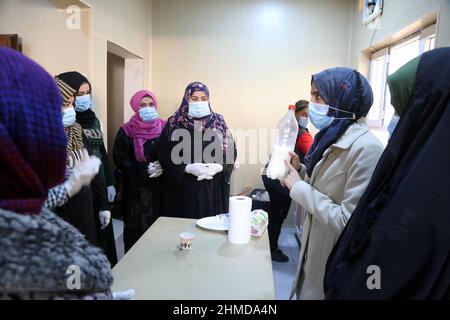 (220209) -- BAGDAD, 9. Februar 2022 (Xinhua) -- örtliche Frauen nehmen an einer Trainingseinheit zur Herstellung von Joghurt in al-Hamdaniya, Provinz Ninive, Irak, am 29. November 2021 Teil. Der 32-jährige Zainab Hazem und ihre irakischen Amtskollegen hoffen, dass sie ihre Familien in der vom Krieg zerrissenen Stadt al-Hamdaniya in der irakischen Provinz Ninive unterstützen können, indem sie lernen, Joghurt, Butter und Rahm zu machen. Irakische Frauen lernen nach jahrelangen Konflikten und Vertreibungen „Brot und Butter“ zu verdienen (WFP/Handout via Xinhua) Stockfoto