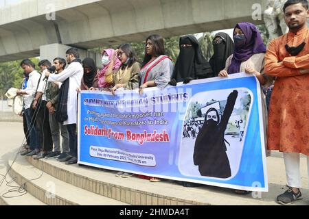 Studenten aus Bangladesch veranstalten am 9. Februar 2022 in Dhaka, Bangladesch, eine Demonstration, um gegen das kürzliche Hijab-Verbot in Klassenräumen im indischen Bundesstaat Karnataka zu protestieren. Ein Verbot islamischer Kopftücher an Schulen hat unter den Muslimen in Südindien einen Aufschrei ausgelöst, wobei große Menschenmengen auf die Straße gingen, um gegen die Beschränkungen zu protestieren. Die Abstände im Bundesstaat Karnataka haben in der Minderheitengemeinschaft Befürchtungen geschürt, dass die Verfolgung unter der hinduistisch-nationalistischen Regierung von Premierminister Narendra Modi zunehmen würde. (Foto von Suvra Kanti das/Sipa USA) Stockfoto