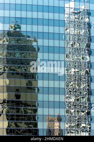 Abstrakte Spiegelungen von Gebäuden in der gebogenen grünen Glasfassade façade von 333 Wacker Drive, Chicago, Illinois Stockfoto