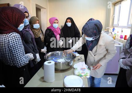 (220209) -- BAGDAD, 9. Februar 2022 (Xinhua) -- örtliche Frauen nehmen an einer Trainingseinheit zur Herstellung von Joghurt in al-Hamdaniya, Provinz Ninive, Irak, am 29. November 2021 Teil. Der 32-jährige Zainab Hazem und ihre irakischen Amtskollegen hoffen, dass sie ihre Familien in der vom Krieg zerrissenen Stadt al-Hamdaniya in der irakischen Provinz Ninive unterstützen können, indem sie lernen, Joghurt, Butter und Rahm zu machen. Irakische Frauen lernen nach jahrelangen Konflikten und Vertreibungen „Brot und Butter“ zu verdienen (WFP/Handout via Xinhua) Stockfoto