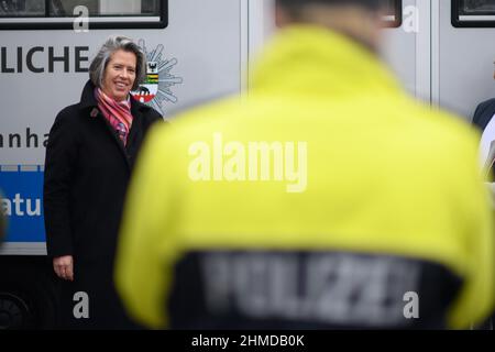 Magdeburg, Deutschland. 09th. Februar 2022. Tamara Zieschang (l, CDU) Innenministerin von Sachsen-Anhalt steht vor einem Eingang zum Präventionsmobil. Das Fahrzeug soll regelmäßig an zentralen Plätzen in Sachsen-Anhalt anhalten und den Bürgern individuelle Ratschläge zum Schutz vor Kriminalität geben. Das Präventionsmobil war mittags an das Landeskriminalamt Sachsen-Anhalt übergeben worden. Quelle: Klaus-Dietmar Gabbert/dpa-Zentralbild/dpa/Alamy Live News Stockfoto