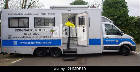 Magdeburg, Deutschland. 09th. Februar 2022. Eine Polizistin macht ein Foto vom Prevention Mobile des staatlichen Kriminalpolizeiamtes. Das Fahrzeug soll regelmäßig an zentralen Plätzen in Sachsen-Anhalt anhalten und den Bürgern individuelle Ratschläge zum Schutz vor Kriminalität geben. Das Präventionsmobil wurde mittags an die Landeskriminalpolizei Sachsen-Anhalt übergeben. Quelle: Klaus-Dietmar Gabbert/dpa-Zentralbild/dpa/Alamy Live News Stockfoto