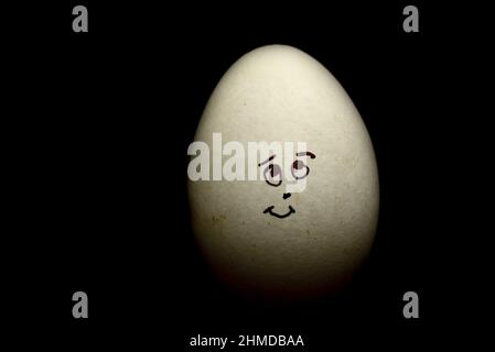 Ei stellen Lächeln menschlichen Gesicht isoliert vor schwarzem Hintergrund Stockfoto