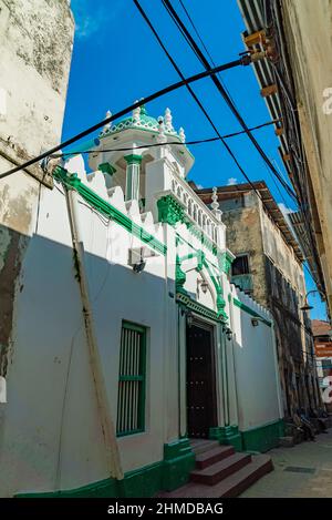 STONE TOWN, TANSANIA - 22. Dezember 2021: Enge Gassen und alte Häuser in Stone Town, Sansibar, Tansania Stockfoto