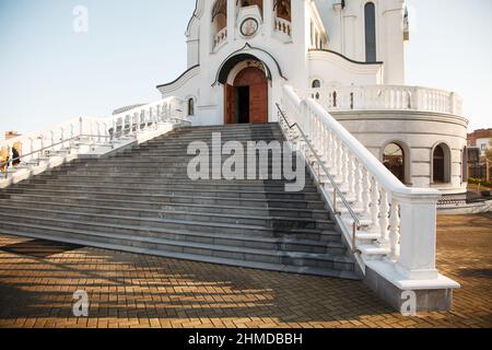 die kirche St. alexander newski in der russischen föderation am sonnigen Sommertag Stockfoto