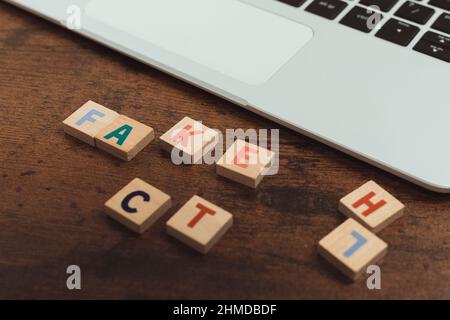 Fact or Fake Concept - Fake News im Internet-Konzept. Hochwertige Fotos Stockfoto