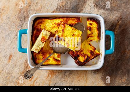 Getrocknete Aprikosen-Kasserolle in Backform Stockfoto