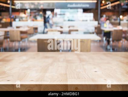 Leerer Holztisch mit unscharfen Restaurant Hintergrund, Mockup für Anzeige oder Montage von Naturprodukt, Banner für Werbung auf Online-Medien Business prese Stockfoto