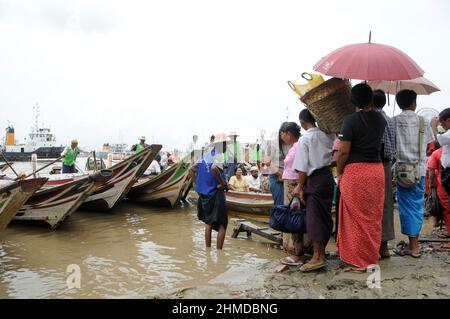 Auf dem Weg nach Dallah im Hafen von Yangon, Myanmar, Burma, steigen Menschen in Fährschiffe im Fluss Irrawadden ein Stockfoto