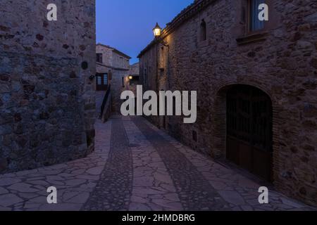 Steinstraße in dem mittelalterlichen Dorf von Kumpels in der Nacht Stockfoto