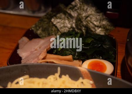 BBQ Schweinefleisch Scheibe, Bambussprossen, Algen und gekochte Ei für Ramen Stockfoto
