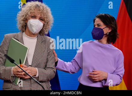 09. Februar 2022, Berlin: Jennifer Morgan (l.), Geschäftsführerin von Greenpeace International, und Außenministerin Annalena Baerbock (Grüne), im Bild während einer Pressekonferenz. Morgan soll zum Sonderbeauftragten der Bundesregierung für den Klimaschutz werden, wie Außenminister Bärbock (Grüne) am Mittwoch in Berlin bekannt gab. Zuvor hatte das Kabinett eine solche Resolution verabschiedet. Sie soll ab März 1 als Sonderbeauftragte für die internationale Klimapolitik und designierte Staatssekretärin im Auswärtigen Amt arbeiten, sagte Baerbock. Foto: John MacDougall/AFP POOL/dpa Stockfoto