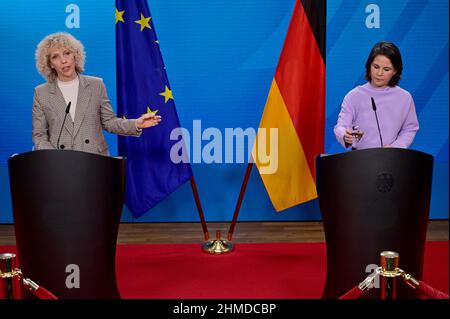 09. Februar 2022, Berlin: Jennifer Morgan (l.), Geschäftsführerin von Greenpeace International, und Außenministerin Annalena Baerbock (Grüne), im Bild während einer Pressekonferenz. Morgan soll zum Sonderbeauftragten der Bundesregierung für den Klimaschutz werden, wie Außenminister Bärbock (Grüne) am Mittwoch in Berlin bekannt gab. Zuvor hatte das Kabinett eine solche Resolution verabschiedet. Sie soll ab März 1 als Sonderbeauftragte für die internationale Klimapolitik und designierte Staatssekretärin im Auswärtigen Amt arbeiten, sagte Baerbock. Foto: John MacDougall/AFP POOL/dpa Stockfoto