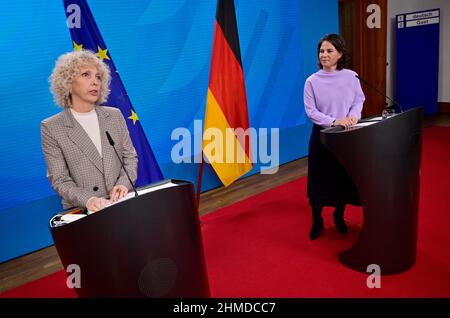 09. Februar 2022, Berlin: Jennifer Morgan (l.), Geschäftsführerin von Greenpeace International, und Außenministerin Annalena Baerbock (Grüne), im Bild während einer Pressekonferenz. Morgan soll zum Sonderbeauftragten der Bundesregierung für den Klimaschutz werden, wie Außenminister Bärbock (Grüne) am Mittwoch in Berlin bekannt gab. Zuvor hatte das Kabinett eine solche Resolution verabschiedet. Sie soll ab März 1 als Sonderbeauftragte für die internationale Klimapolitik und designierte Staatssekretärin im Auswärtigen Amt arbeiten, sagte Baerbock. Foto: John MacDougall/AFP POOL/dpa Stockfoto