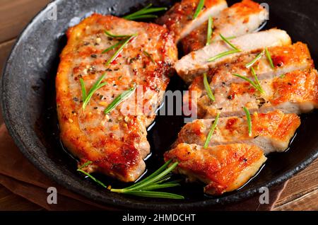 Gebackene Schweinesteaks in der Pfanne, Nahaufnahme Stockfoto