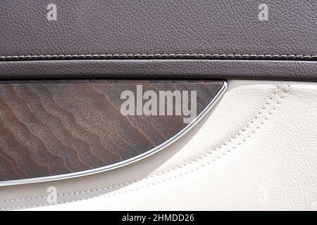 Beigefarbenes Lederinterieur des modernen Luxusautos. Moderne Innenausstattung Stockfoto