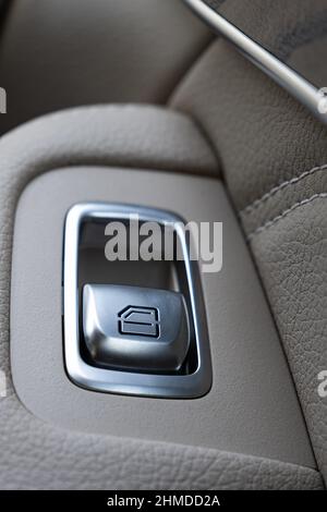 Beigefarbenes Lederinterieur des modernen Luxusautos. Moderne Innenausstattung Stockfoto