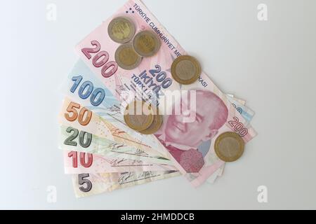 Ein Haufen von verschiedenen türkischen Währung Lira Banknoten und Münzen. Türkische Lira-Banknoten und -Münzen. Stockfoto