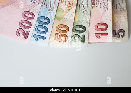 Turksh Lira-Banknoten von verschiedenen Farben, Muster und Wert auf weißem Hintergrund Stockfoto