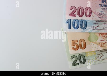 Turksh Lira-Banknoten von verschiedenen Farben, Muster und Wert auf weißem Hintergrund Stockfoto