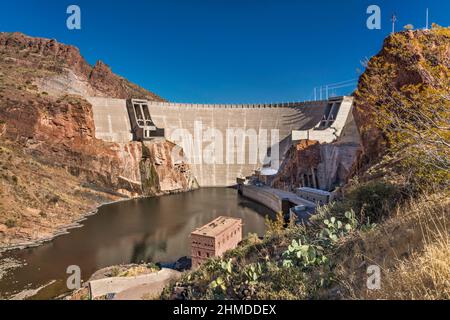 Theodore Roosevelt Dam am Salt River, vom Apache Trail aus gesehen, Arizona, USA Stockfoto