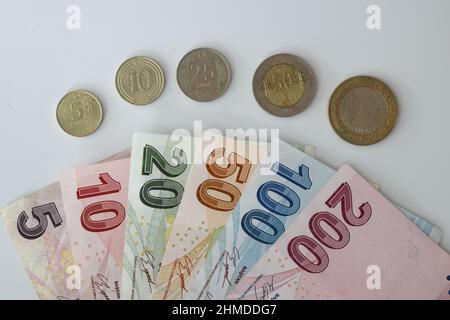 Ein Haufen von verschiedenen türkischen Währung Lira Banknoten und Münzen. Türkische Lira-Banknoten und -Münzen. Stockfoto