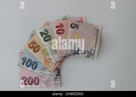 Turksh Lira-Banknoten von verschiedenen Farben, Muster und Wert auf weißem Hintergrund Stockfoto