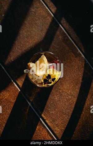 Eine Nahaufnahme eines Glascocktails mit edlem Luxus-Whisky. Stockfoto