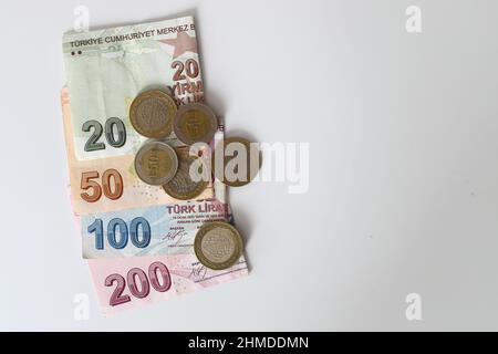 Ein Haufen von verschiedenen türkischen Währung Lira Banknoten und Münzen. Türkische Lira-Banknoten und -Münzen. Stockfoto