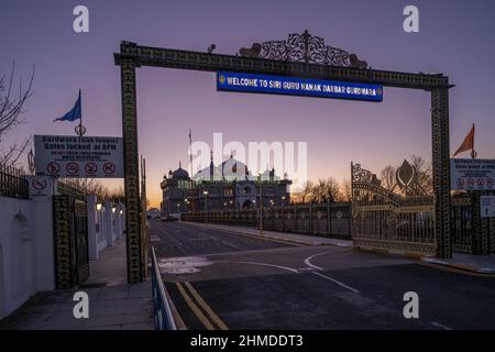 Der Siri Guru Nanak Darbar Gurdwara Sikh Tempel in Gravesend Kent bei Sonnenaufgang Stockfoto