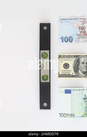 Das Gleichgewicht der türkischen Lira gegenüber dem Dollar und dem Euro mit einem Geistigen Niveau. Konzept eines Ungleichgewichts bei der Erhöhung der Wechselkurse. Stockfoto