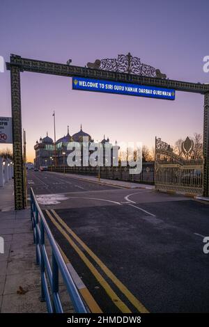 Der Siri Guru Nanak Darbar Gurdwara Sikh Tempel in Gravesend Kent bei Sonnenaufgang Stockfoto