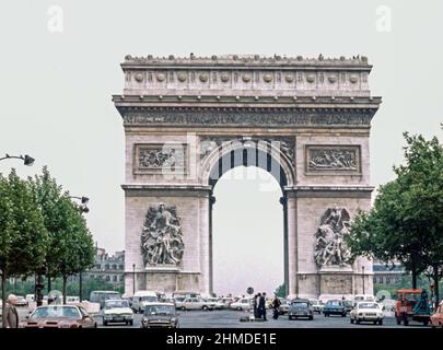 Trffic am Arc de Triomphe in Paris. Fußgänger überqueren eine befahrene Straße. Archivaufnahme aus Transparentfolie gescannt; 1972 Stockfoto