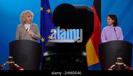 09. Februar 2022, Berlin: Jennifer Morgan (l.), Geschäftsführerin von Greenpeace International, und Außenministerin Annalena Baerbock (Grüne), im Bild während einer Pressekonferenz. Morgan soll zum Sonderbeauftragten der Bundesregierung für den Klimaschutz werden, wie Außenminister Bärbock (Grüne) am Mittwoch in Berlin bekannt gab. Zuvor hatte das Kabinett eine solche Resolution verabschiedet. Sie soll ab März 1 als Sonderbeauftragte für die internationale Klimapolitik und designierte Staatssekretärin im Auswärtigen Amt arbeiten, sagte Baerbock. Foto: John MacDougall/AFP POOL/dpa Stockfoto