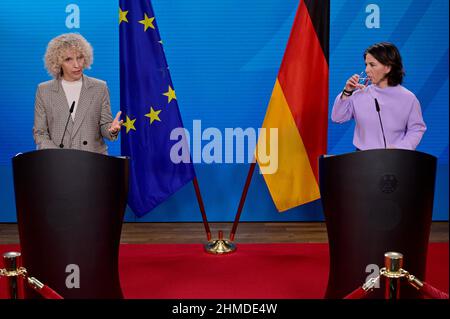 09. Februar 2022, Berlin: Jennifer Morgan (l.), Geschäftsführerin von Greenpeace International, und Außenministerin Annalena Baerbock (Grüne), im Bild während einer Pressekonferenz. Morgan soll zum Sonderbeauftragten der Bundesregierung für den Klimaschutz werden, wie Außenminister Bärbock (Grüne) am Mittwoch in Berlin bekannt gab. Zuvor hatte das Kabinett eine solche Resolution verabschiedet. Sie soll ab März 1 als Sonderbeauftragte für die internationale Klimapolitik und designierte Staatssekretärin im Auswärtigen Amt arbeiten, sagte Baerbock. Foto: John MacDougall/AFP POOL/dpa Stockfoto