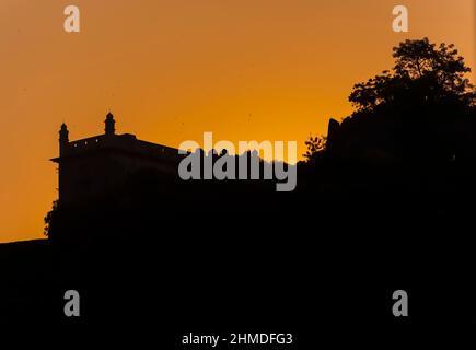 Eine Silhouette des Baradari im Golconda Fort. Es handelt sich um einen windgepeitschten Pavillon mit zwölf Bogentüren für freien Luftstrom. Es wurde als durbar-Halle genutzt. Stockfoto