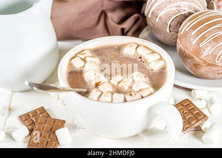 Hausgemachte heiße Schokolade Bombe mit Marschmalow und Schokolade und Nüsse, Kochen Kakao mit Schokolade Kugel, Tropfen Koka Bombe in Milch Stockfoto