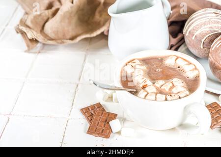 Hausgemachte heiße Schokolade Bombe mit Marschmalow und Schokolade und Nüsse, Kochen Kakao mit Schokolade Kugel, Tropfen Koka Bombe in Milch Stockfoto