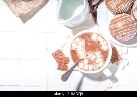 Hausgemachte heiße Schokolade Bombe mit Marschmalow und Schokolade und Nüsse, Kochen Kakao mit Schokolade Kugel, Tropfen Koka Bombe in Milch Stockfoto