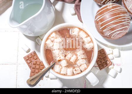 Hausgemachte heiße Schokolade Bombe mit Marschmalow und Schokolade und Nüsse, Kochen Kakao mit Schokolade Kugel, Tropfen Koka Bombe in Milch Stockfoto