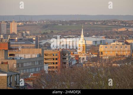 Der Blick nach Norden in Richtung Essex vom Windmill Hill, Gravesend Kent. Bei Sonnenuntergang.mit dem Turm der St. Georges Kirche in der Mitte Stockfoto