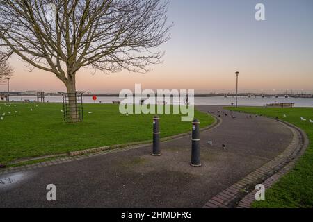 Thames Shipping vertäute an einem Wintermorgen vor Gravsend und Tilbury 2 im Morgengrauen aus dem Riverside Leisure Area Gravesend Kent Stockfoto