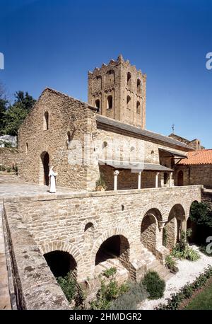 Saint-Martin-de-Canigou, Abtei, Kreuzgang Mit Unter-Und Oberkirche Stockfoto