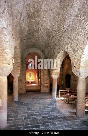 Saint-Martin-de-Canigou, Abtei, Oberkirche, Blick Nach Osten Mit Zentralem Gurtbogen Stockfoto